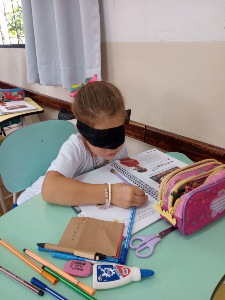 1º Ano: Como é desenhar sem enxergar?